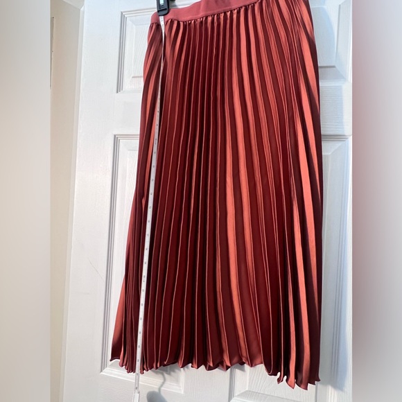 DR2 satin top and skirt - Picture 7 of 10